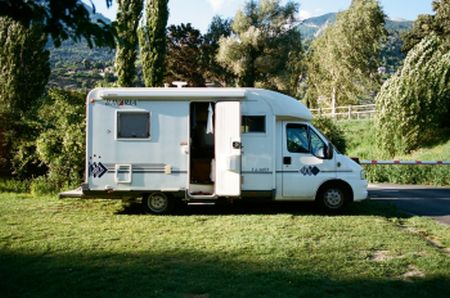 Myha, la centrale domotique sans internet fonctionne sur 12v et peut être donc nomade, idéal pour vous alerter en cas d'intrusion dans votre camping-car