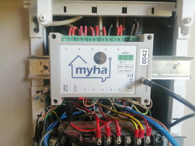 Centrale domotique Myha installée dans un tableau électrique permettant de piloter une maison à distance par SMS, sans connexion Internet, sans Cloud