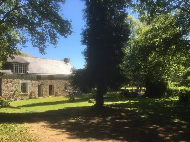 Maison bretonne en pierre où est née l'idée de Myha, une solution de domotique sans Internet conçue pour piloter une maison à distance par SMS, même dans les zones sans connexion.